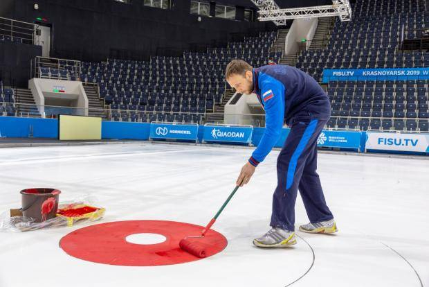 Услуги по подготовке льда для игры в кёрлинг с использованием оборудования